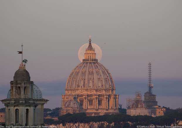 La superluna del 3 dicembre 2017 nel cielo di Roma (fonte: Gianluca Masi, Virtual Telescope Project) © Ansa