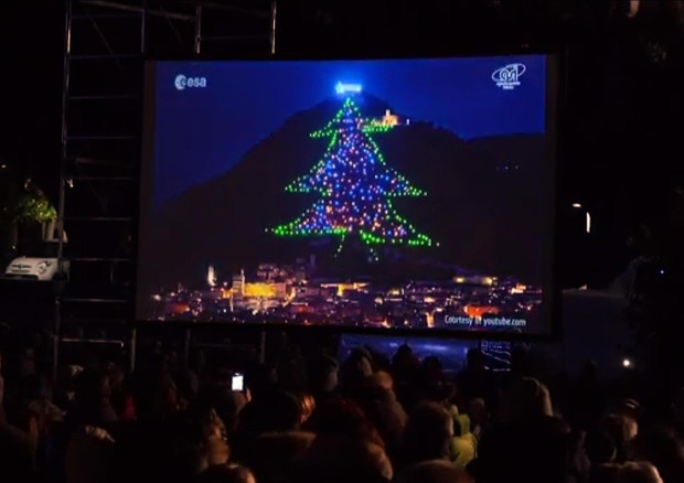 AstroPaolo ha acceso l'albero di Natale di Gubbio © ANSA