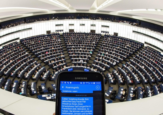 Primo ok Eurocamera a proroga stop roaming a pagamento © EPA