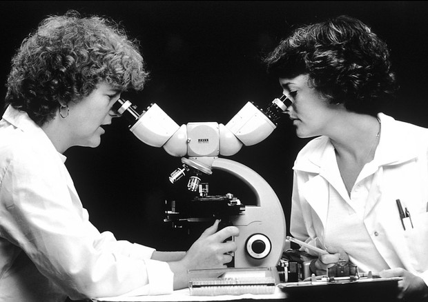 Le donne ancora ai margini della ricerca (fonte: US National Cancer Institute) © Ansa