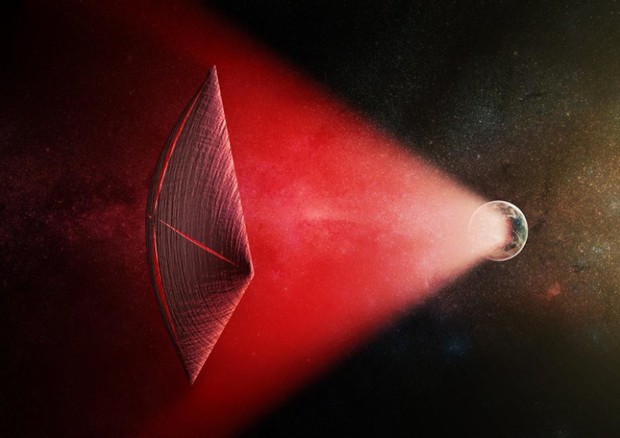 Rappresentazione artistica di una vela intergalattica spinta da un fascio di lampi radio (in rosso) generato dalla superficie di un pianeta (fonte: M. Weiss/CfAClose) © Ansa