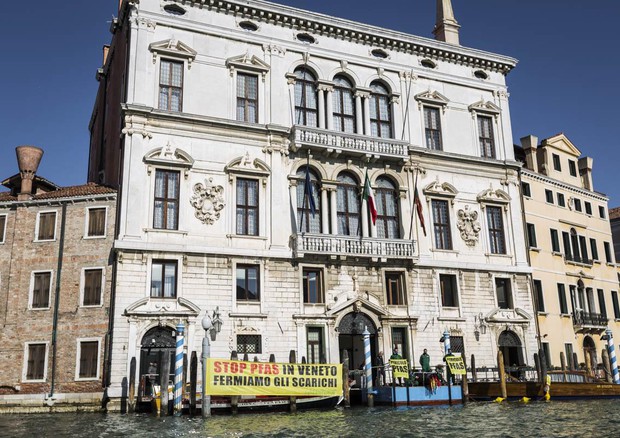Greenpeace activists in Venice against pollution from Pfas © ANSA