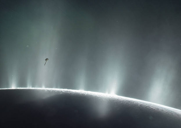 Il 'tuffo' della sonda Cassini fatto nel 2015 nei geyser di Encelado, la luna di Saturno che nasconde un oceano sotto la superficie ghiacciata (fonte: NASA/JPL-Caltech) © Ansa