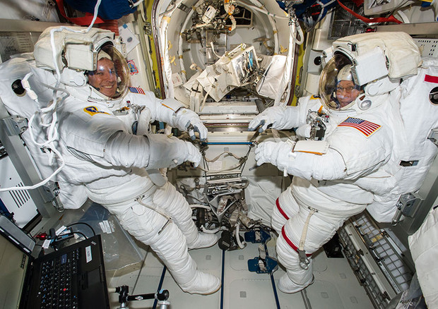 Gli astronauti Jack Fischer (a sinistra) e Peggy Whitson protagonisti di una nuova passeggiata spaziale (fonte: NASA TV) © Ansa