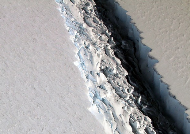 Particolare della frattura nella piattaforma di ghiaccio Larsen C, fotografata il 10 novembre 2016 (fonte: John Sonntag, NASA) © Ansa