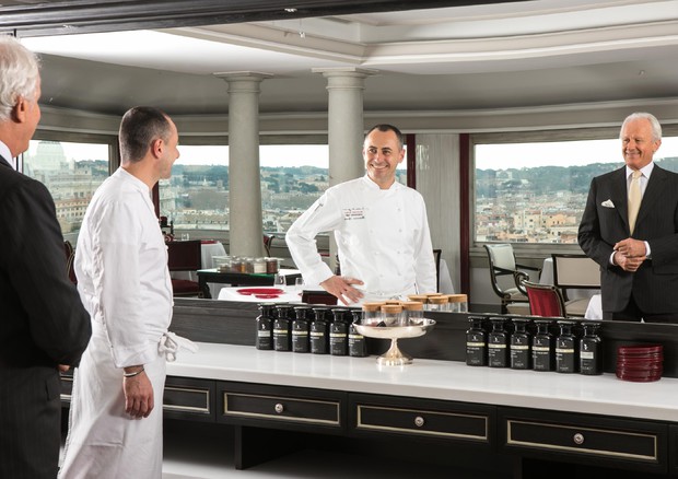 Lo chef Francesco Apreda e il direttore dell'Hotel Hassler Rome Roberto E. Wirth allo specchio © ANSA