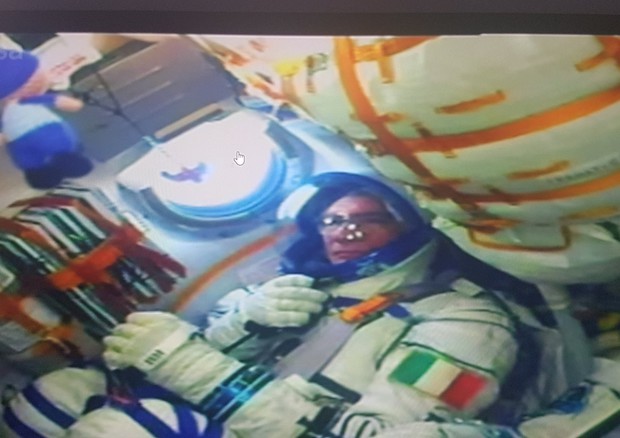 Sull'oblò della Soyuz è visibile l'indicatore di gravità che Paolo Nespoli ha portato con sé: il Transformer di suo figlio Max (fonte: ESA) © Ansa