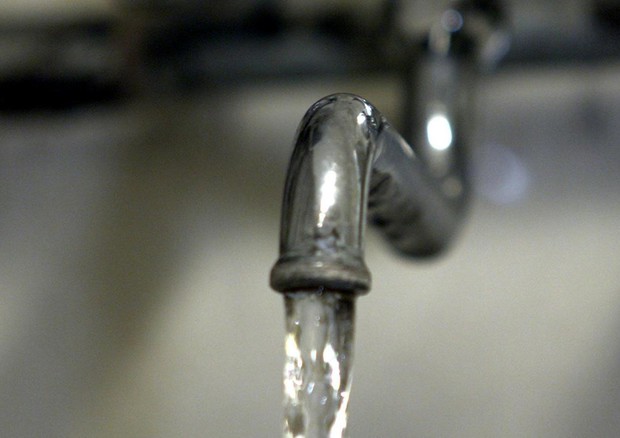 Acqua: Istat, poca fiducia in rubinetto, più spesa per minerale © ANSA