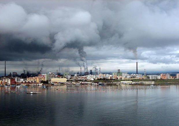 Taranto e la sua zona industriale (fonte: mafe de baggis) © Ansa