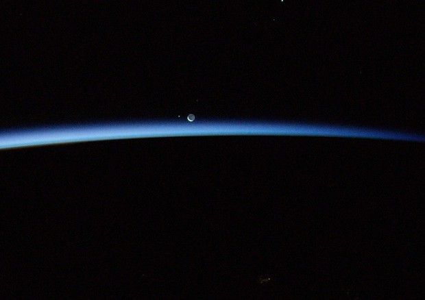 Mosca di notte (fonte: Paolo Nespoli, ESA/NASA) © Ansa