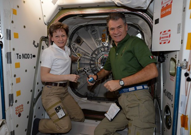 Paolo Nespoli e Peggy Whitson durante la loro prima missione insieme nel 2007 (fonte: Paolo Nespoli, ESA-NASA) © Ansa