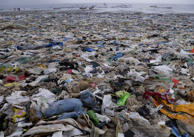 150 milioni tonnellate di plastica in mare © AP