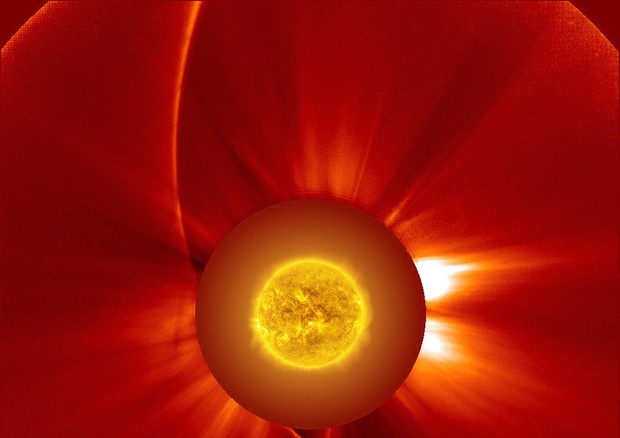 Il Sole nell'immagine ottenuta combinando immagini catturate dai telescopi spaziali Soho e Sdo (fonte: NASA/ESA/SOHO, NASA/SDO, and Francis Reddy) © Ansa