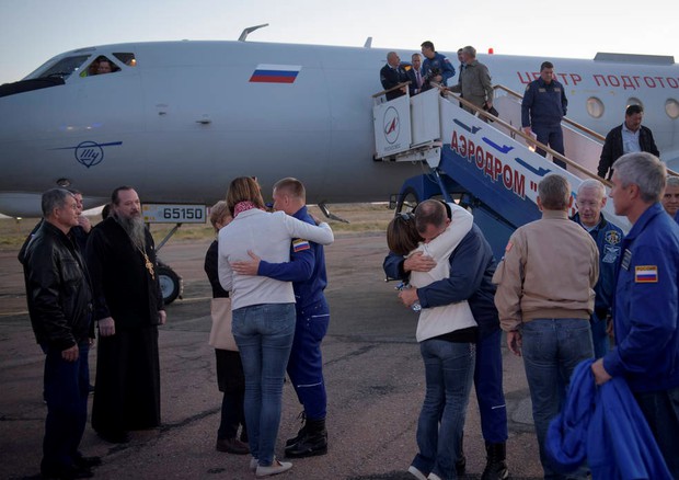   L'americano Nick Hague e il russo Alexey Ovchinin riabbracciano le famiglie nell'aeroporto di Baikonur (fonte: NASA/Bill Ingalls)  © Ansa