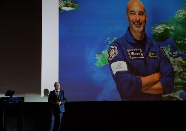 L'astronauta Luca Parimitano, in un momento del collegamento con l'Asi per i 20 anni della Stazione Spaziale (fonte: ASI) © ANSA