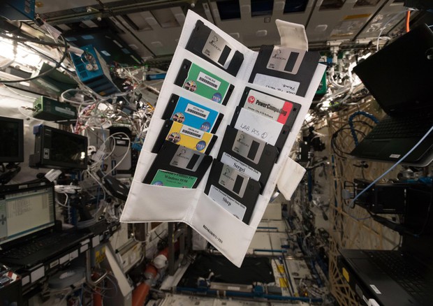 Vecchi floppy disk sulla Iss (fonte: Alexander Gerst, NASA, ESA) © Ansa
