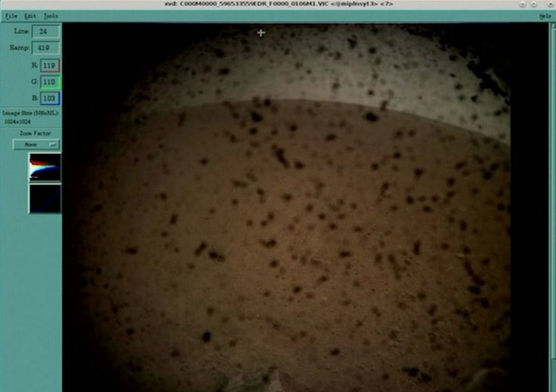 La prima immagine di Marte scattata dalla missione Insight durante la discesa (fonte: JPL/NASA) © Ansa