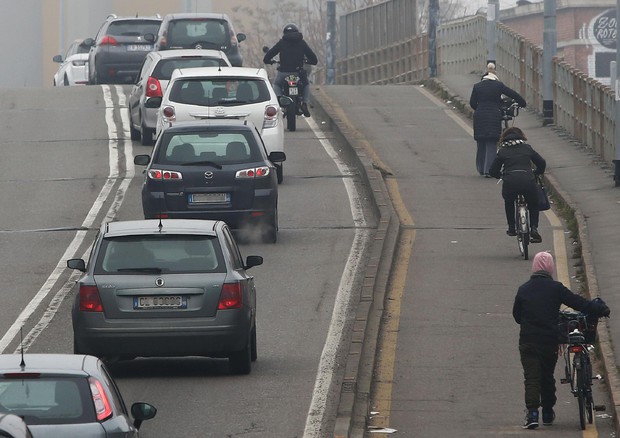 Traffico e smog nelle strade di Modena in pianura padana © ANSA 