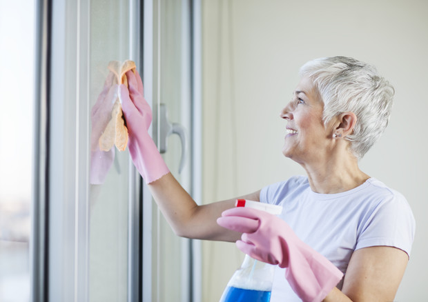 Giardinaggio e pulizie casa allenano anche cervello anziani - Stili di Vita  