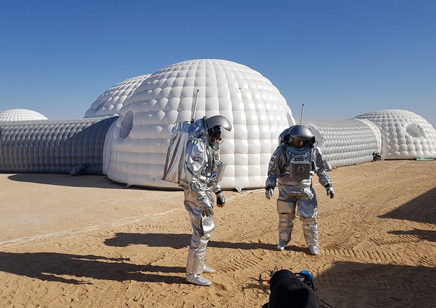 Due astronauti durante una simulazione nel campo base installato in Oman, nel deserto del Dohfar (fonte: Enea) © Ansa