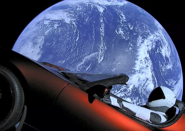 La Tesla Roadster in volo sulla Terra, dopo il lacio con il Falcon Heavy (fonte: SpaceX) © Ansa