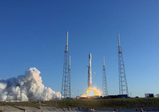 Il lancio del satellite Tess, il nuovo cacciatore di pianeti della Nasa, dalla base di Cape Canaveral con il razzo Falcon 9 della Space X (fonte: NASA TV) © Ansa