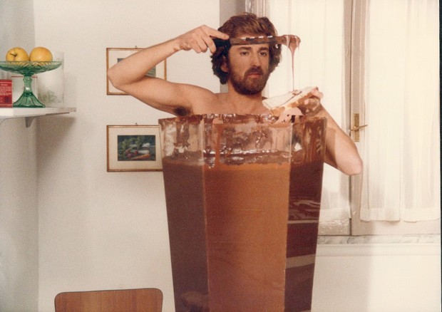 Nanni Moretti nel panni di Michele Apicella spalma Nutella (da un vasetto gigantesco) su una fetta  di pane nel film del 1984 ''Bianca ' © ANSA
