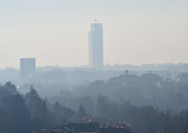 Una immagine di archivio di Torino avvolta dallo smog © ANSA