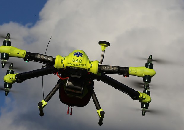 Un drone che consegna un defibrillatore (credit Karolinska Institute)  © Ansa