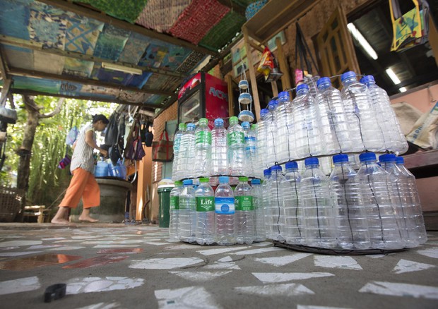 Costa, vietare le bottiglie plastica negli edifici pubblici © ANSA