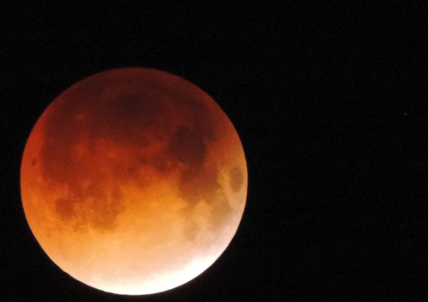 La Luna si tinge di rosso l'ultimo venerdì di luglio per l'eclissi totale più lunga del secolo (fonte: Adalberto.H.Vega) © Ansa