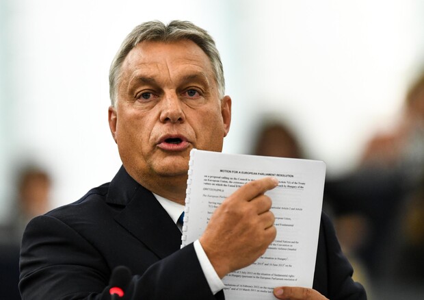 Il premier ungherese Viktor Orban alla plenaria del Parlamento europeo a Strasburgo © EPA