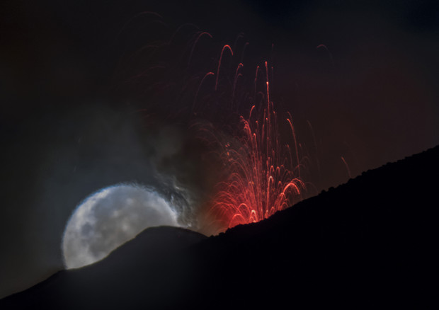 L'immagine della Luna catturata dieto una fontana di lava dell'Etna appare deformata come in un miraggio (fonte: Marcella Giulia Pace, UAI) © Ansa