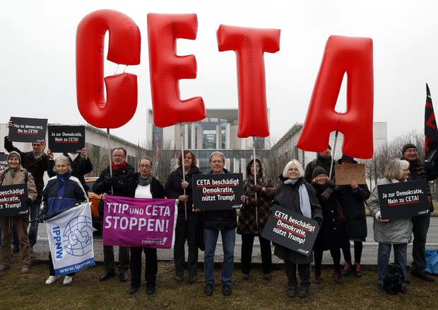 Manifestanti contro l'adozione dell'accordo fra Europa e Canada © ANSA