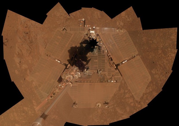 Ricostruzione grafica di Opportunity su Marte: il rover appare come un puntino luminoso nella valle della Perseveranza, dove si trova bloccato da giugno (fonte: Seán Doran/Flickr/CC BY-NC-ND 2.0/Business Insider) © Ansa