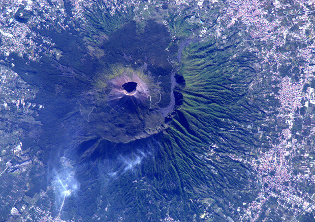 Il Vesuvio visto dallo spazio, fotografato dall'astronauta Paolo Nespoli (fonte:Paolo Nespoli, ESA/NASA) © Ansa