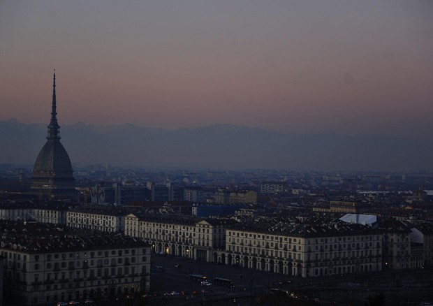 Torino sotto una cappa di smog © ANSA