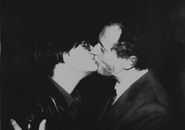 Il bacio di Aiuti a Rosaria Iardino, giovane donna sieropositiva. Era il 1991 © ANSA