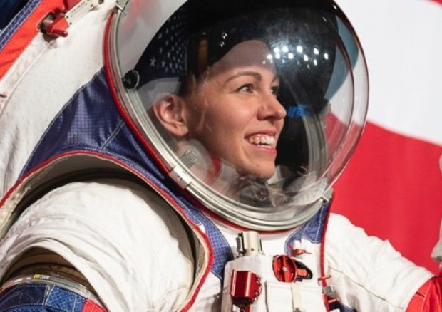 L’ingegnere Kristine Davis della Nasa indossa la tuta per le passeggiate lunari che ha contribuito a progettare (fonte: NASA/Joel Kowsky) © Ansa