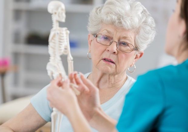 Giornata osteoporosi, nel mondo una frattura ogni 3 secondi © Ansa