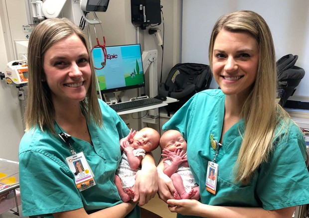 La coincidenza: due infermiere gemelle fanno nascere due gemelle identiche come loro © Ansa