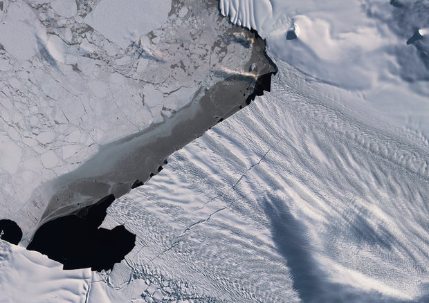 Una spaccatura del ghiacciaio Pine Island in Antartide (fonte: Esa) © Ansa