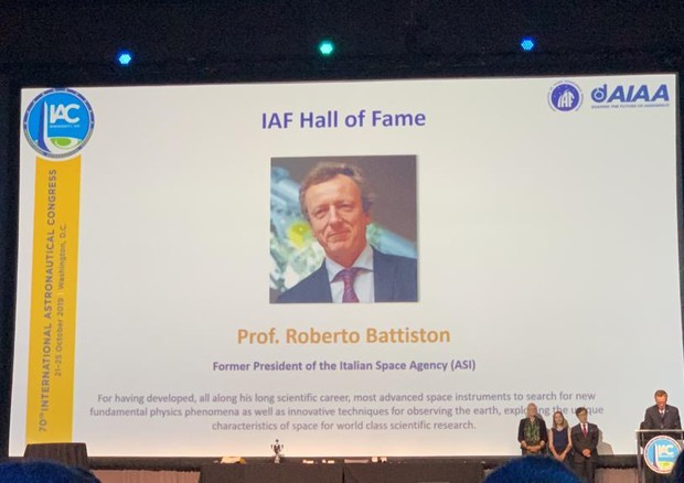 La cerimonia che ha sancito l'ingresso del fisico Roberto Battiston nella Hall of Fame dello spazio (fonte: IAF) © Ansa