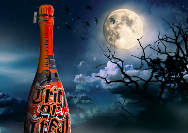 Arriva la bottiglia di vino, bollicine di un noto brand della Franciacorta, per celebrare Halloween © Ansa