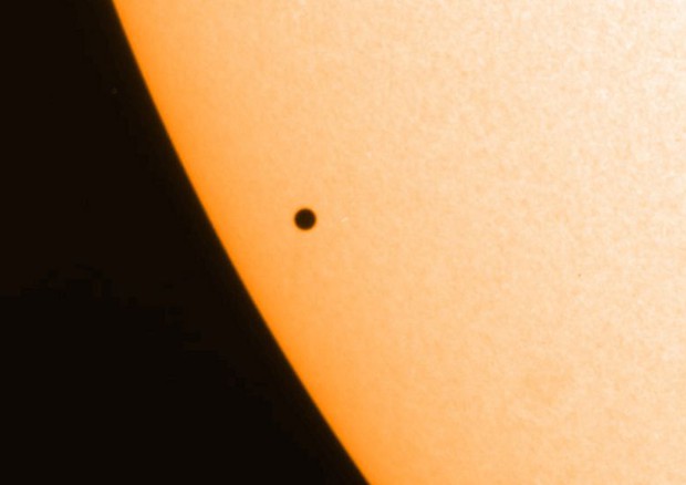 Un momento del transito di Mercurio sul disco del Sole (fonte: NASA's Goddard Space Flight Center) © Ansa