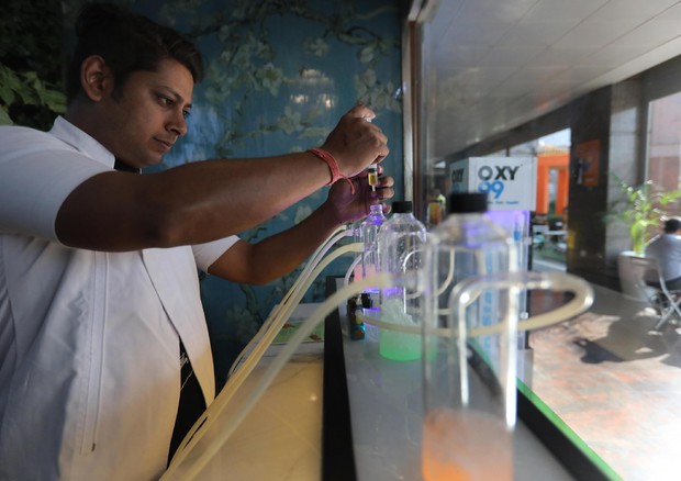 ISmog: a Nuova Delhi nascono 'oxygen bar', il ristoro è l'aria pura © EPA