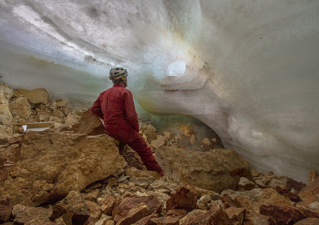 Un ricercatore al lavoro nelle rocce sotterranee del monte Canin (fonte: CNR) © Ansa