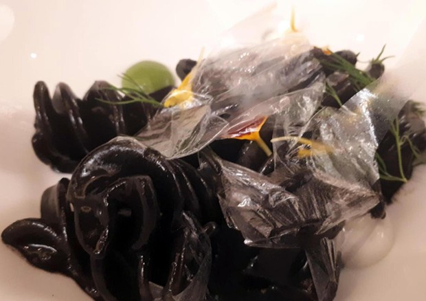 Fusillo al nero in un mare di plastica dello chef Pascucci è piatto dell'anno, guida Gambero Rosso © ANSA
