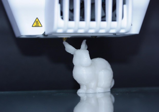Il coniglietto stampato in 3D che contiene le istruzioni per essere duplicato (fonte: ETH Zurich / Julian Koch) © Ansa
