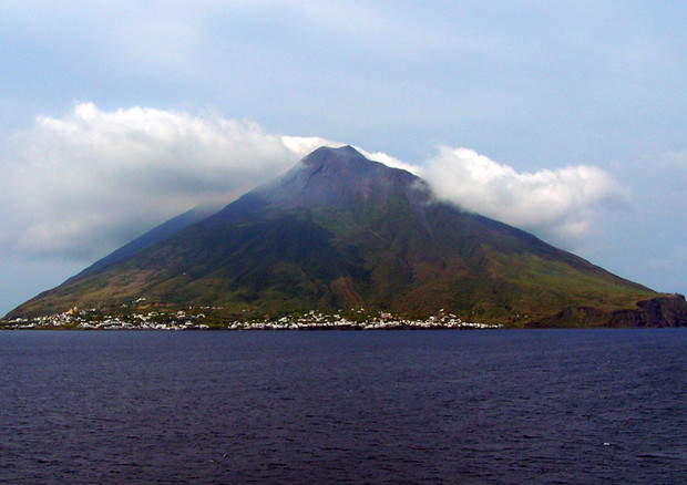 Il vulcano Stromboli (fonte: blucolt, Wikipedia) © Ansa